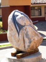 Escultura en piedra: "Amar"