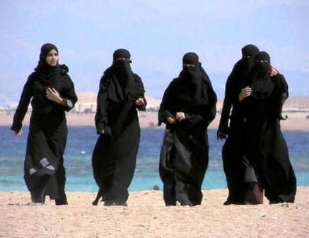 Chicas musulmanas en la playa